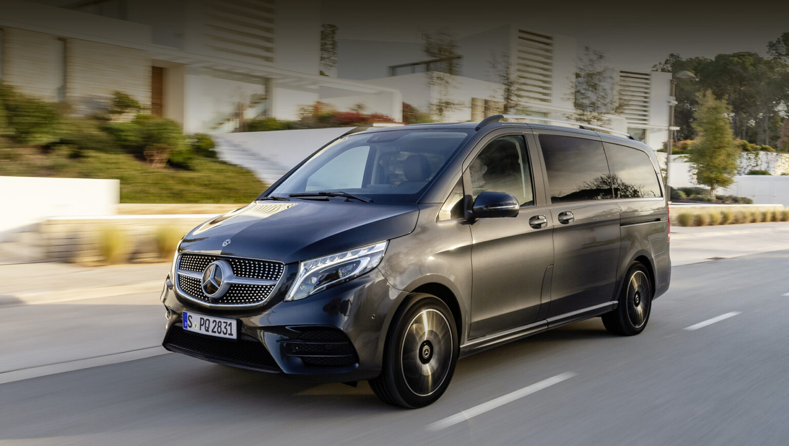 Mercedes Benz Clase V negro en la carretera